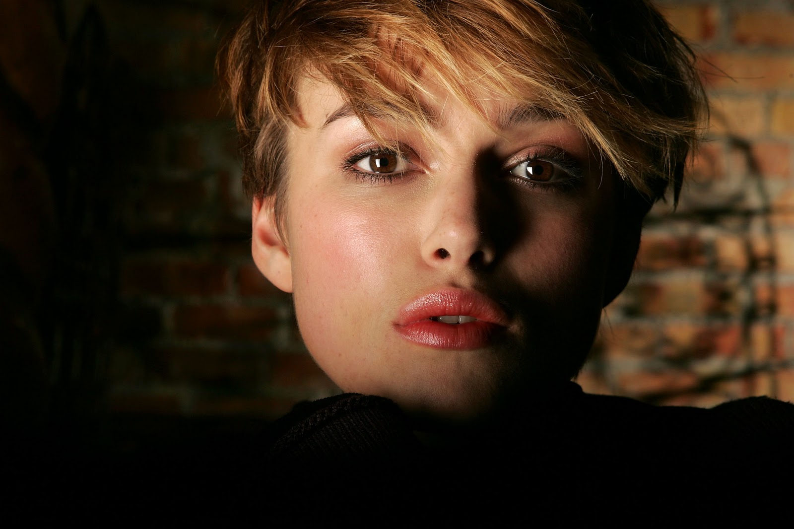 I like the lighting of this picture on Keira Knightley =)